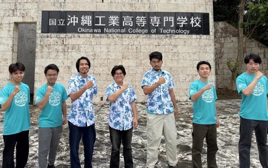 沖縄工業高等専門学校の正門前に並ぶチームRewaveのメンバー
